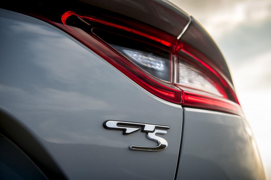Логотип Kia Stinger GTS (CK) 2017 года  (UK) (фото 19 из 40)